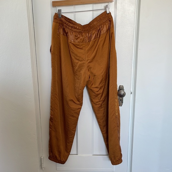 Nike gold nylon joggers with purple bungee cord - Picture 4 of 4